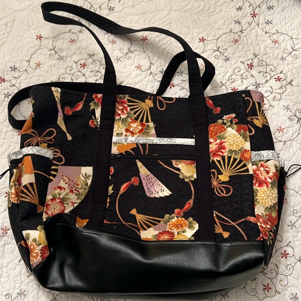 Large shoulder bag. 3 inside compartments, middle with zipper.